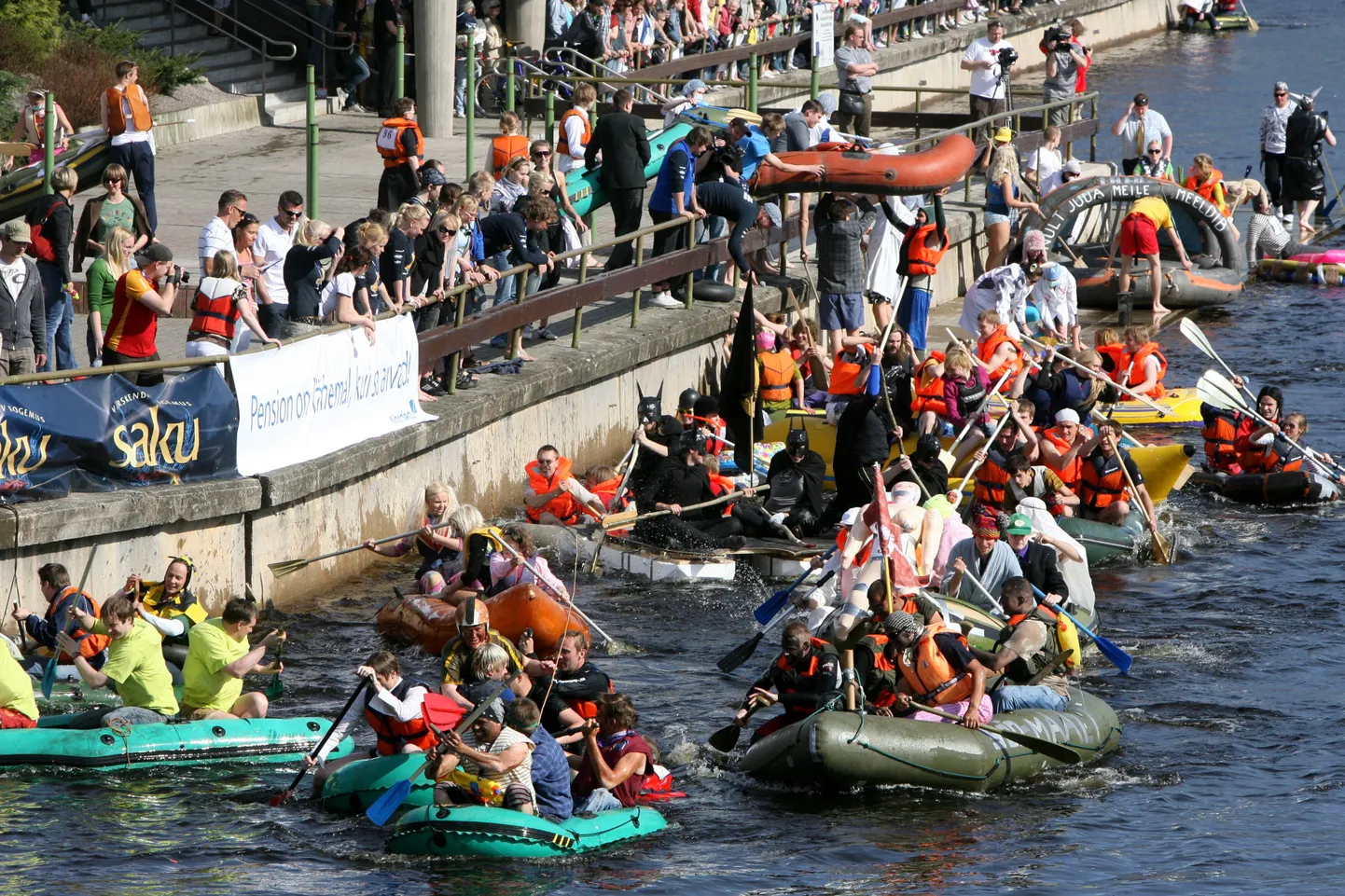 Tartu kevadpäevade üks populaarsemaid üritusi on kummipaadiralli.