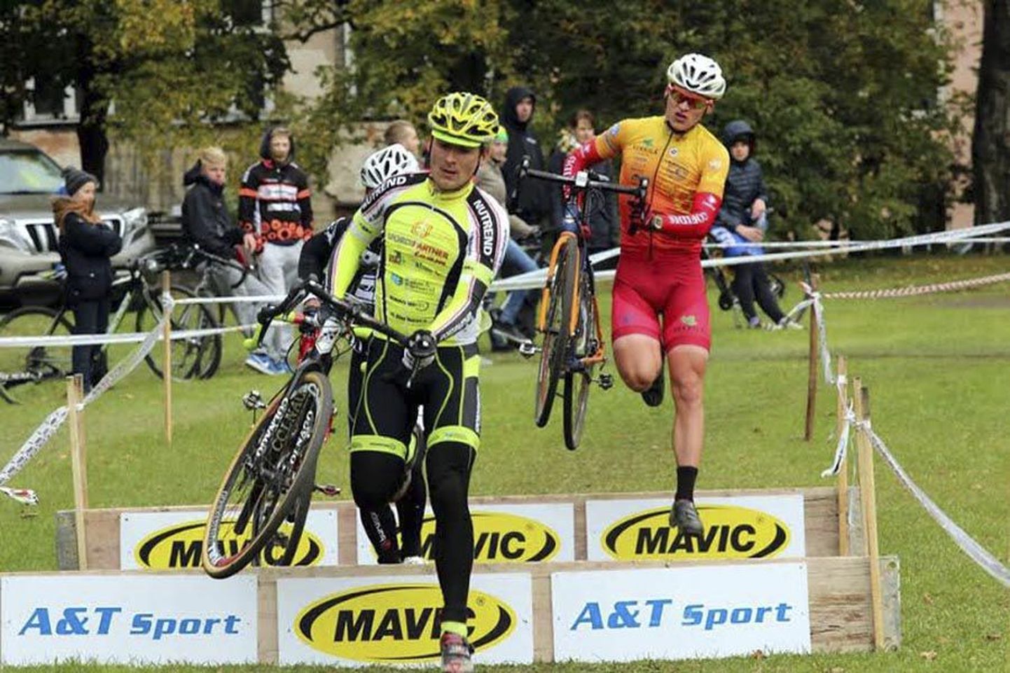 Viljandi rattaklubi sõitjal Greg Hallopil (paremal) tuli Tallinnas Nõmmel peetud Eesti cyclo-cross’i meistrivõistlustel purunenud rehvi tõttu rahulduda U-23 klassi pronksmedaliga.