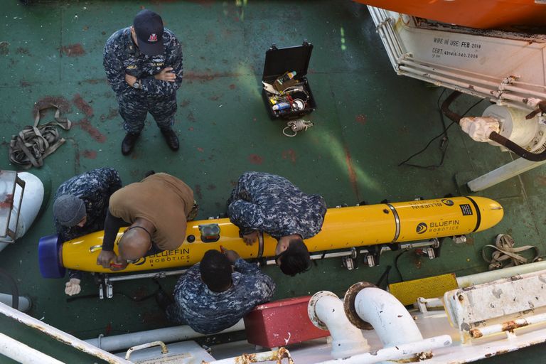USA mereväe madrused hooldamas mehitamata allveesõidukit Bluefin-12D.