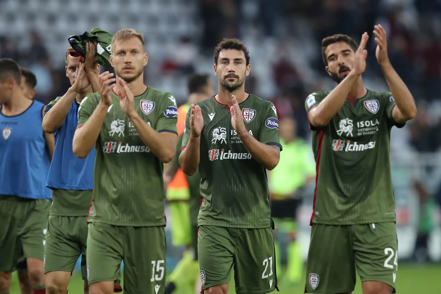 Cagliari mehed Ragnar Klavan (vasakult), Artur Ionita ja Paolo Farago tänavad fänne pärast võõrsil tehtud viigimängu Torinoga.