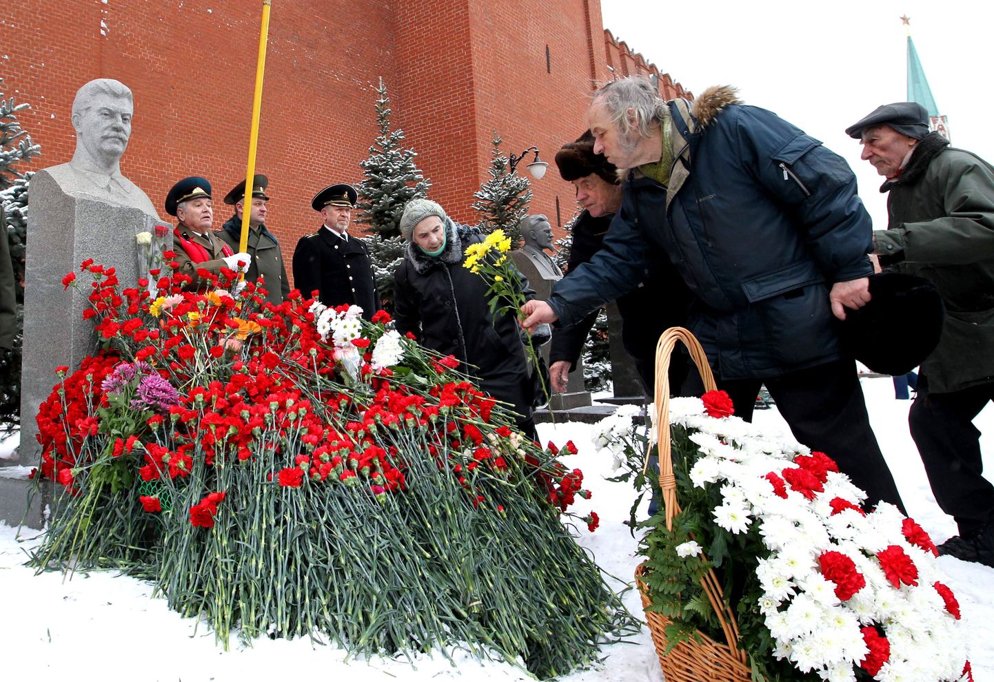 Stalini 58. surma-aastapäeva tähistamine Moskvas Punasel väljakul.