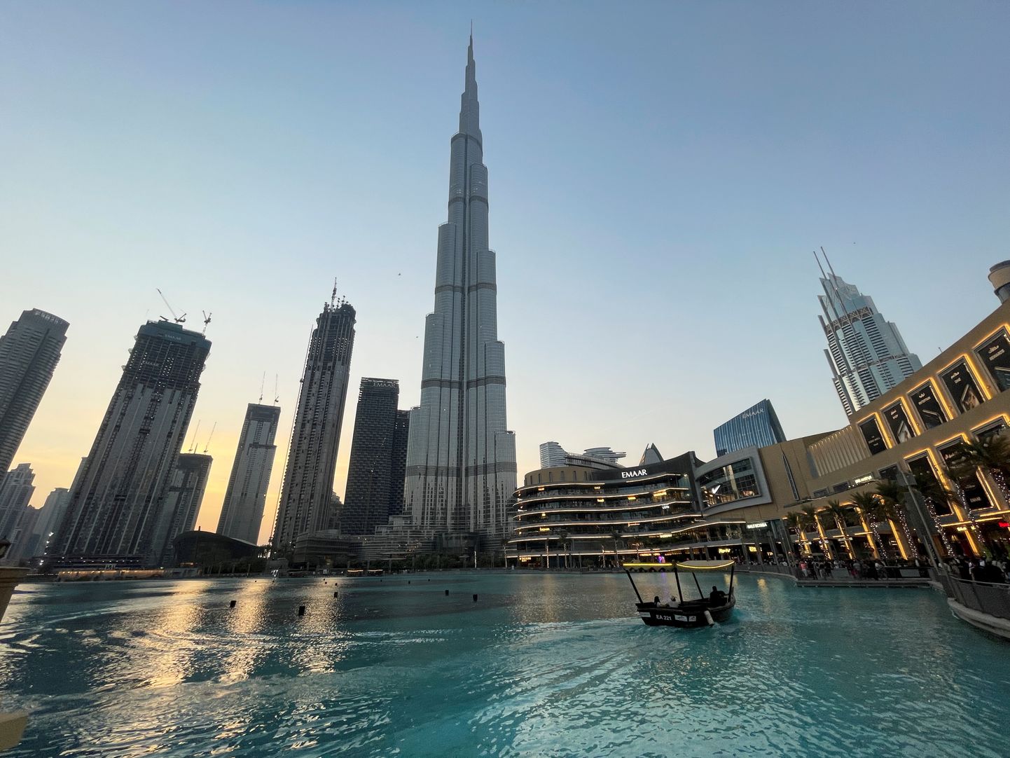 Burj Khalifa ja Dubai kesklinna siluett.