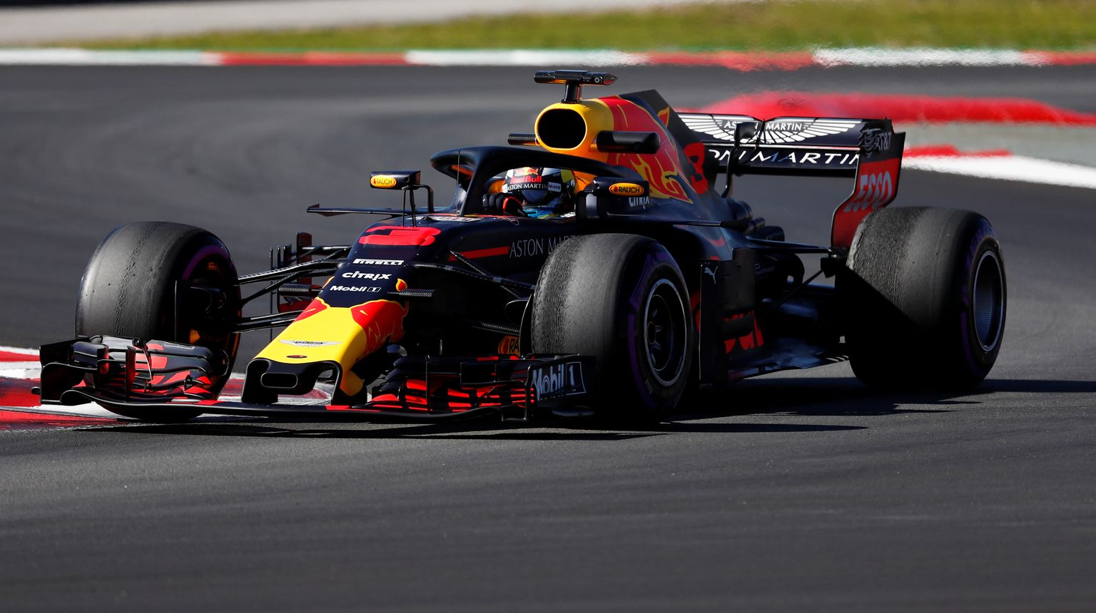 Daniel Ricciardo sõitis uue hüperpehme rehviga välja Barcelona ringraja ajaloo parima aja.