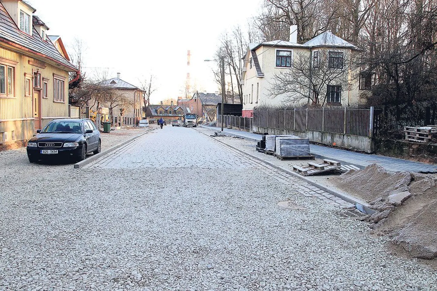 Ligi 350 meetri pikkuse Pargi tänava sõiduteest on laias laastus pool kaetud klompkiviga. Töömehed seal sellel aastal edasi enam kive ei lao.