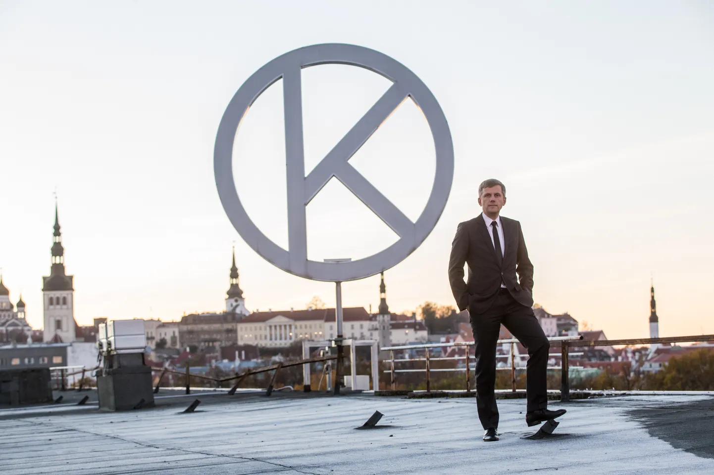 Tallinna Kaubamaja tegevdirektor Erkki Laugus Kaubamaja katusel.