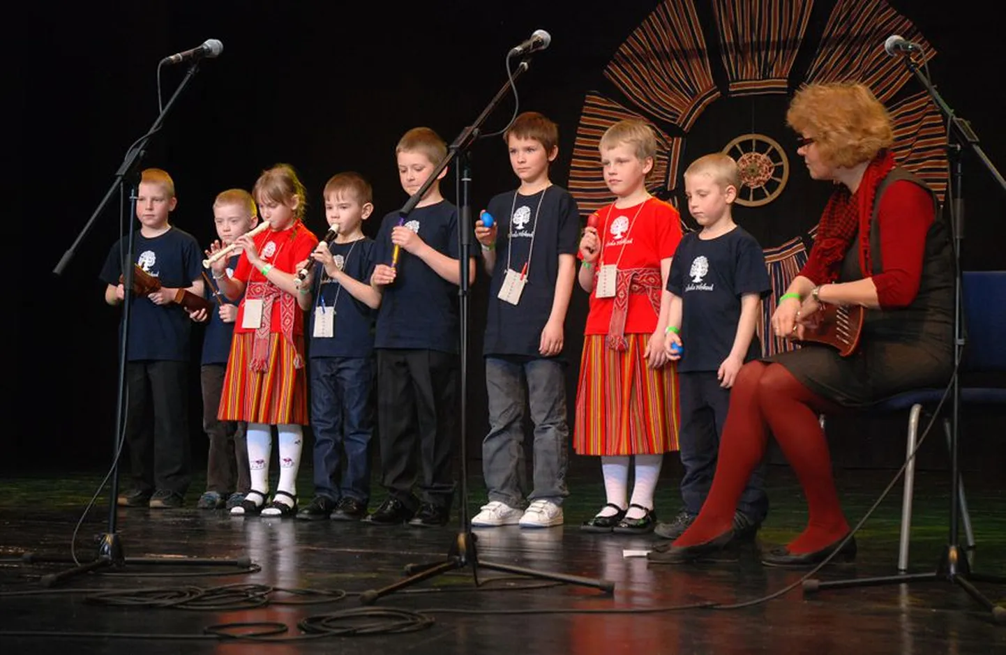 Esmakordselt regilaulufestivalil suure lava kogemuse saanud Kabala põhikooli väikesed lauljad said esinemisest niipalju indu, et on nõuks võtnud koos muusikaõpetaja Eda Liblikuga (pildil paremal) ka järgmisel aastal festivalil kaasa lüüa.