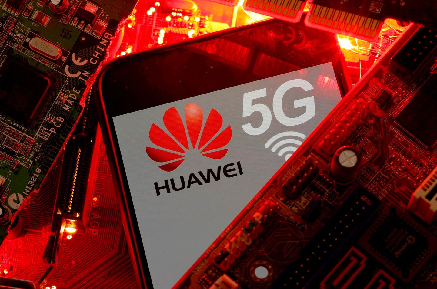 Huaweile on sanktsioonidega piiratud teatud kiipide ja kiibitehnoloogia müük, aga kuidagi on Hiina suurtootja suutnud mõnesid kõrgtehnoloogilisi komponente toota.