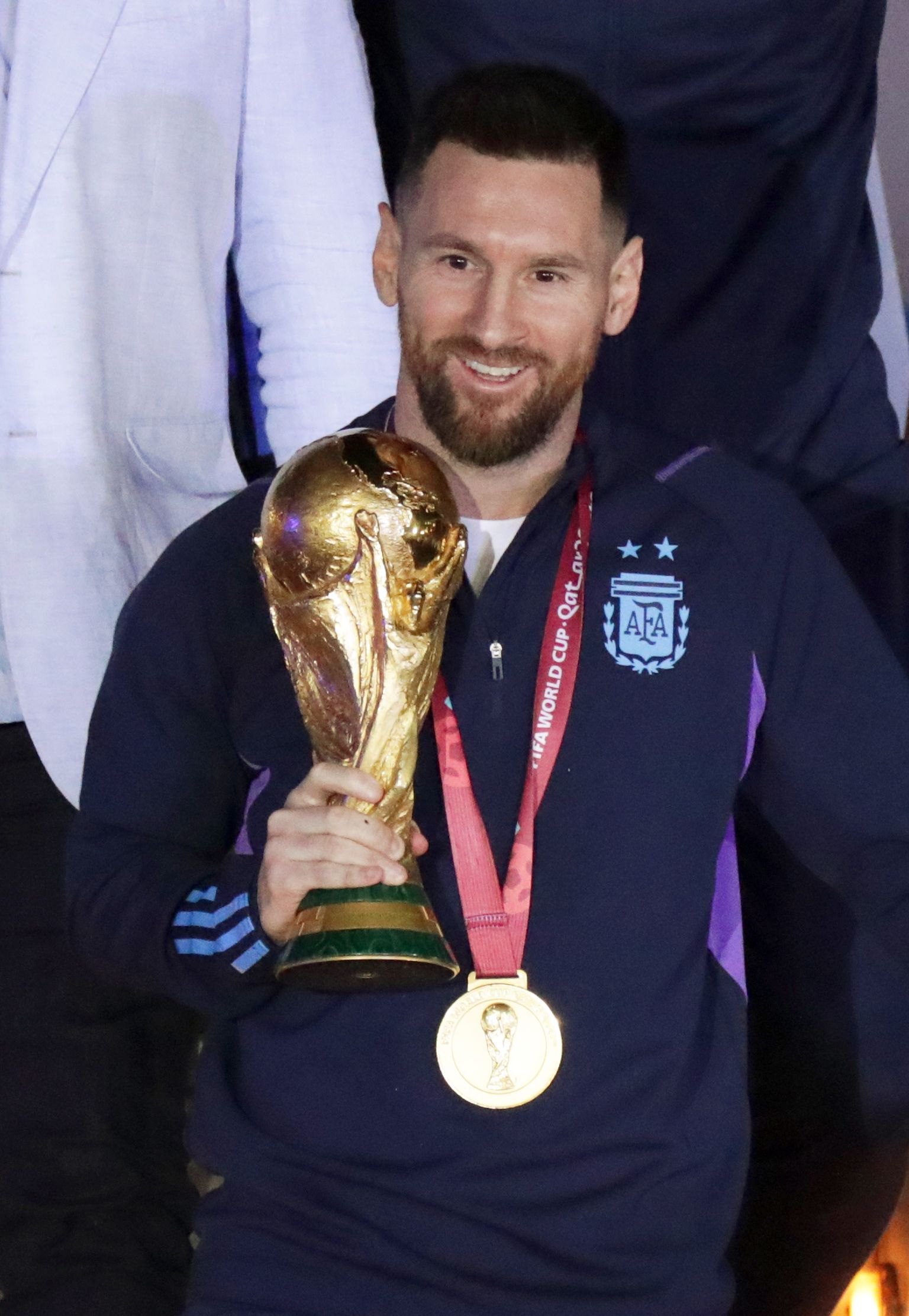 Argentina ründaja ja koondise kapten Lionel Messi 20. detsembril 2022 Buenos Airese Ezeiza lennuväljal lenukist koos jalgpalli maailmameistri karikaga alla astumas