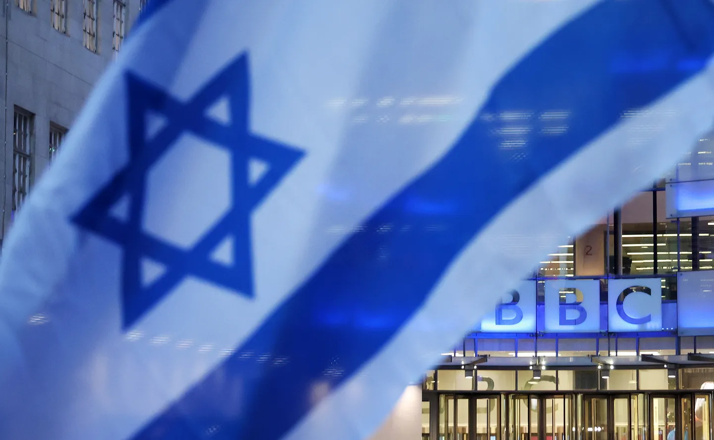 Флаг Израиля на фоне здания компании BBC