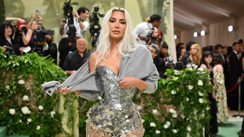 FOTOD JA VIDEOD ⟩ «Kas see on nali?» Näruse kampsuniga moeüritusele läinud Kim Kardashian tegi paljud murelikuks