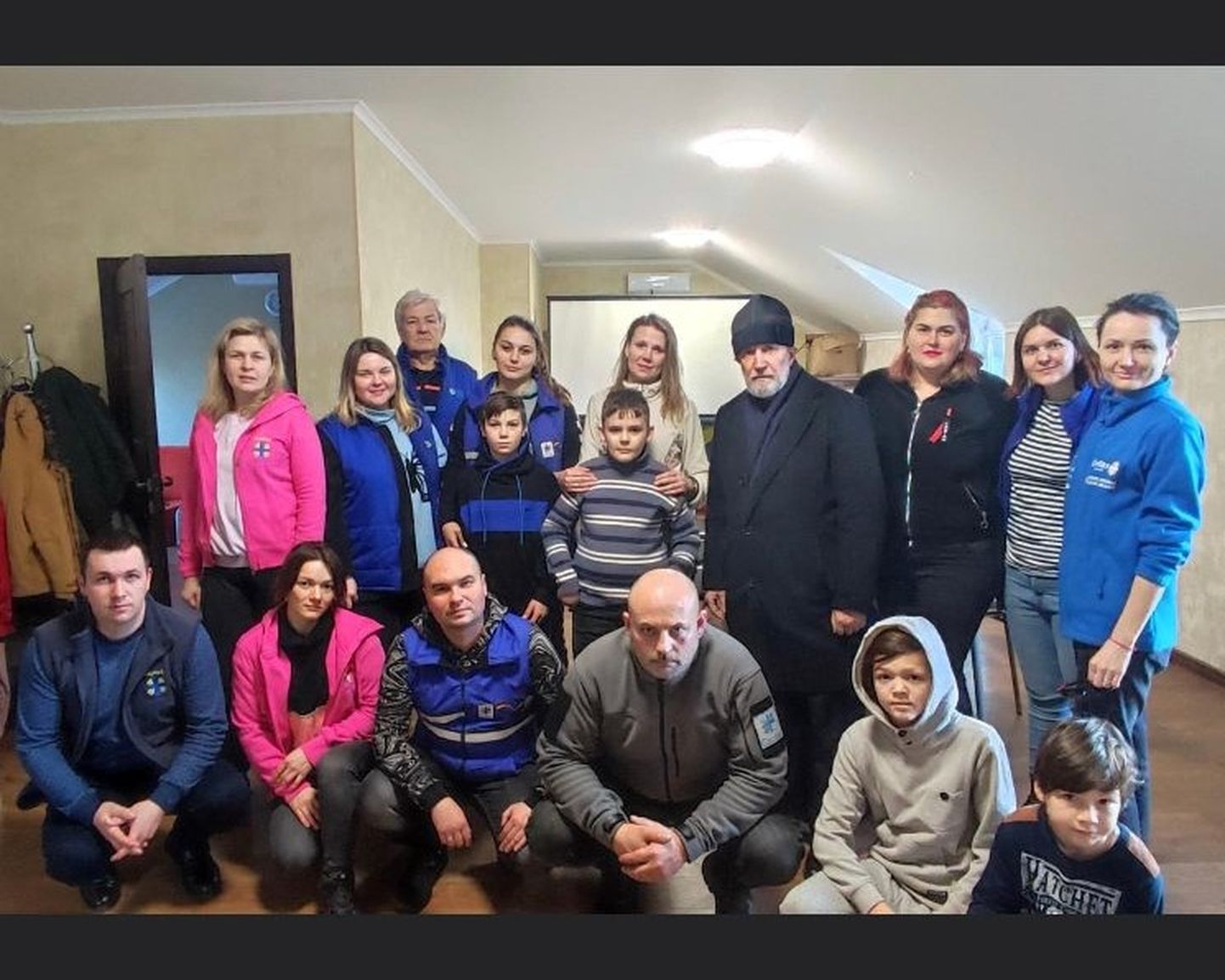 24. veebruar 2022. Caritase organisatsiooni liige Inna Shulzhenko teises reas vasakult esimene, koos Severodonetskist Dniprosse saabunud sisepõgenikega.