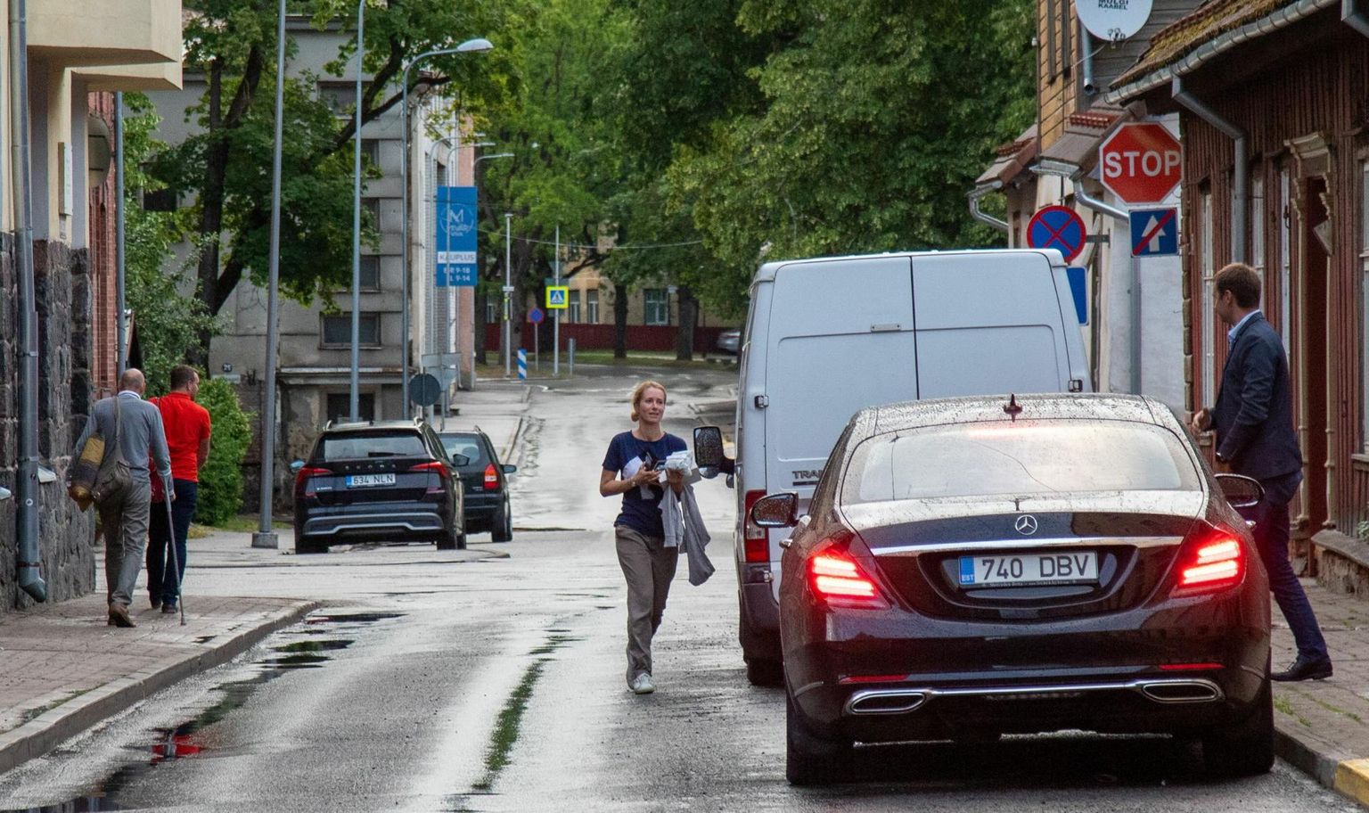 Kui kolme erakonna juhi kohtumine Viljandi vanalinnas läbi sai, tõttas peaminister Kaja Kallas teda ootavasse autosse ning Helir-Valdor Seeder ja Lauri Läänemets (mõlemad fotol vasakul) kõndisid teisele poole.