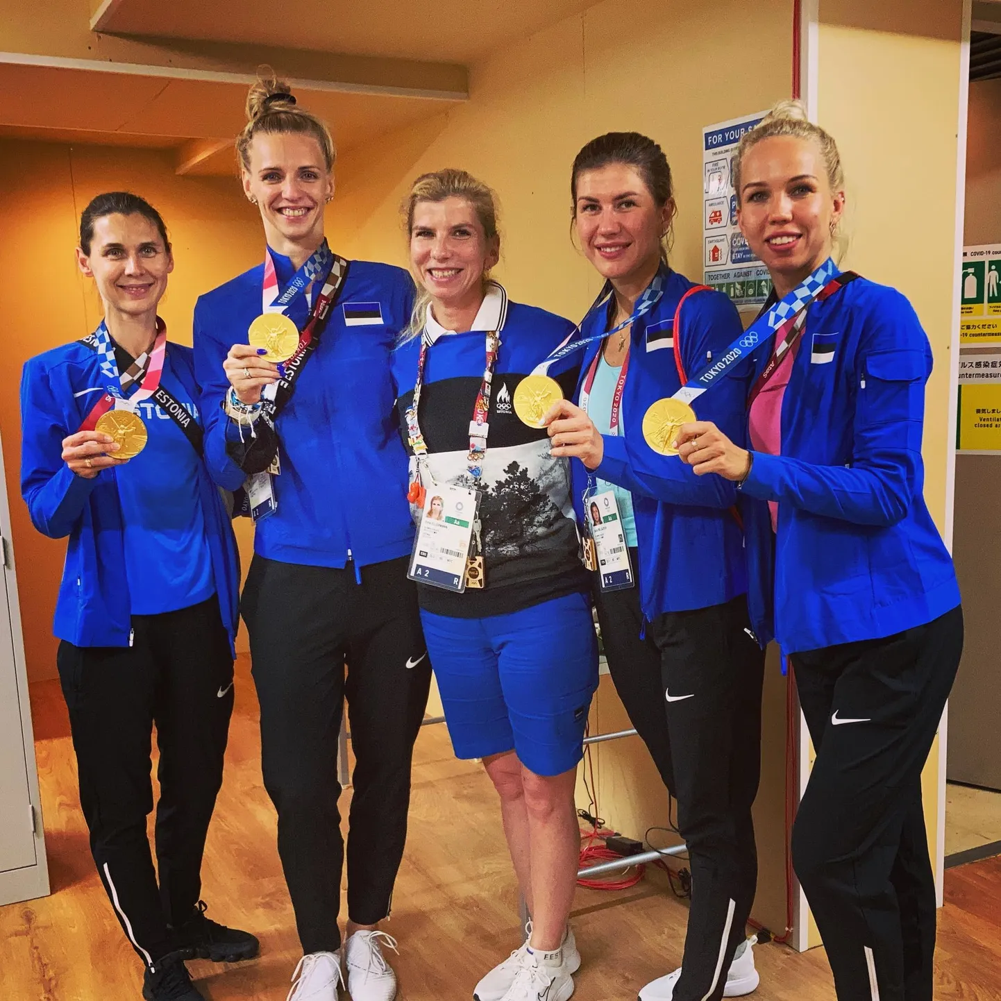 Ratsutaja Dina Ellermann sättis end olümpiavõitjate vahele. Tema paremal käel poseerivad Katrina Lehis ja Irina Embrich ning vasakul Julia Beljajeva ning Erika Kirpu.