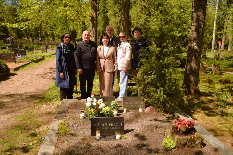 Päikeses ja varjus seisavad professor Juhan Peegli õpilased Silvia Kivimägi, Koit Raud, Aime Jõgi, Erki Berends, Tiina Rebane ja Mati Määrits.