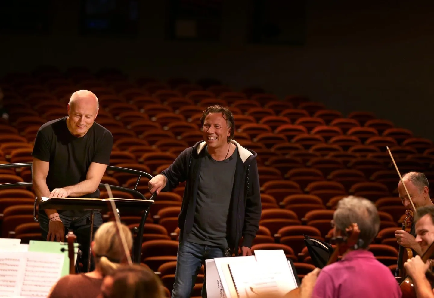 Kristjan Järvi ja Paavo Järvi orkestriproovis Pärnus kontserdimajas.