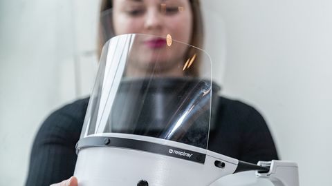 Эстонская фирма выводит на рынок чудо-устройство для очистки воздуха. Его нужно носить на шее