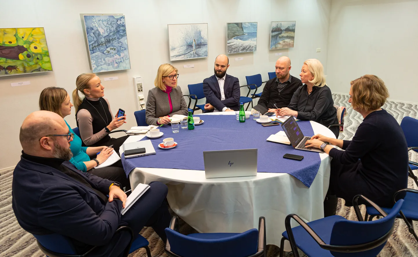 Kultuuriministri Piret Hartmani kokkukutsutud arutelu Jõhvi kontserdimajas keerles selle ümber, kuidas tuua Ida-Virumaale rohkem etendusi. Järgmise sammuna peaks kevadel toimuma kultuurimess, mis viib kokku teatri- ja muusikaasutuste juhid ning kohapealsed kultuurikorraldajad.