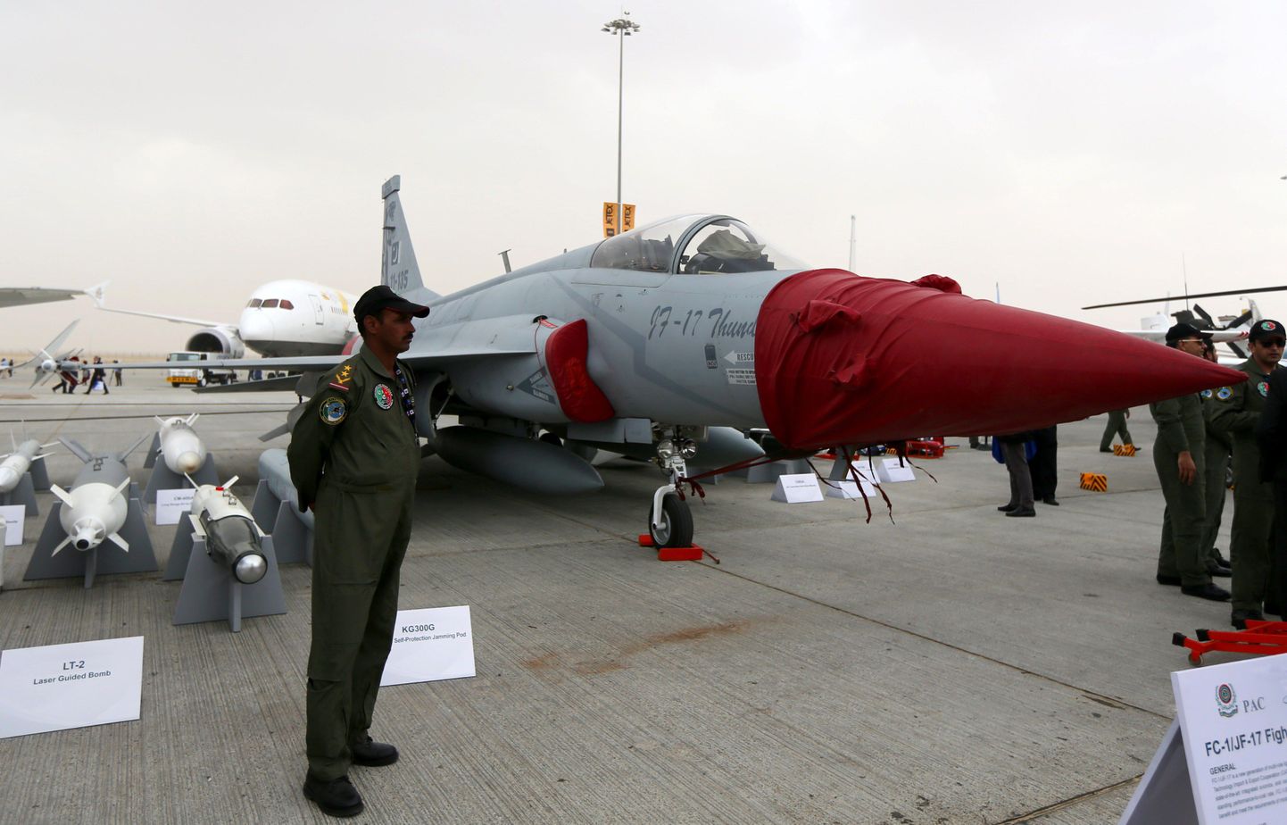 Pakistani õhuvägede hävitaja, Hiinas ehitatud JF-17 Thunder.