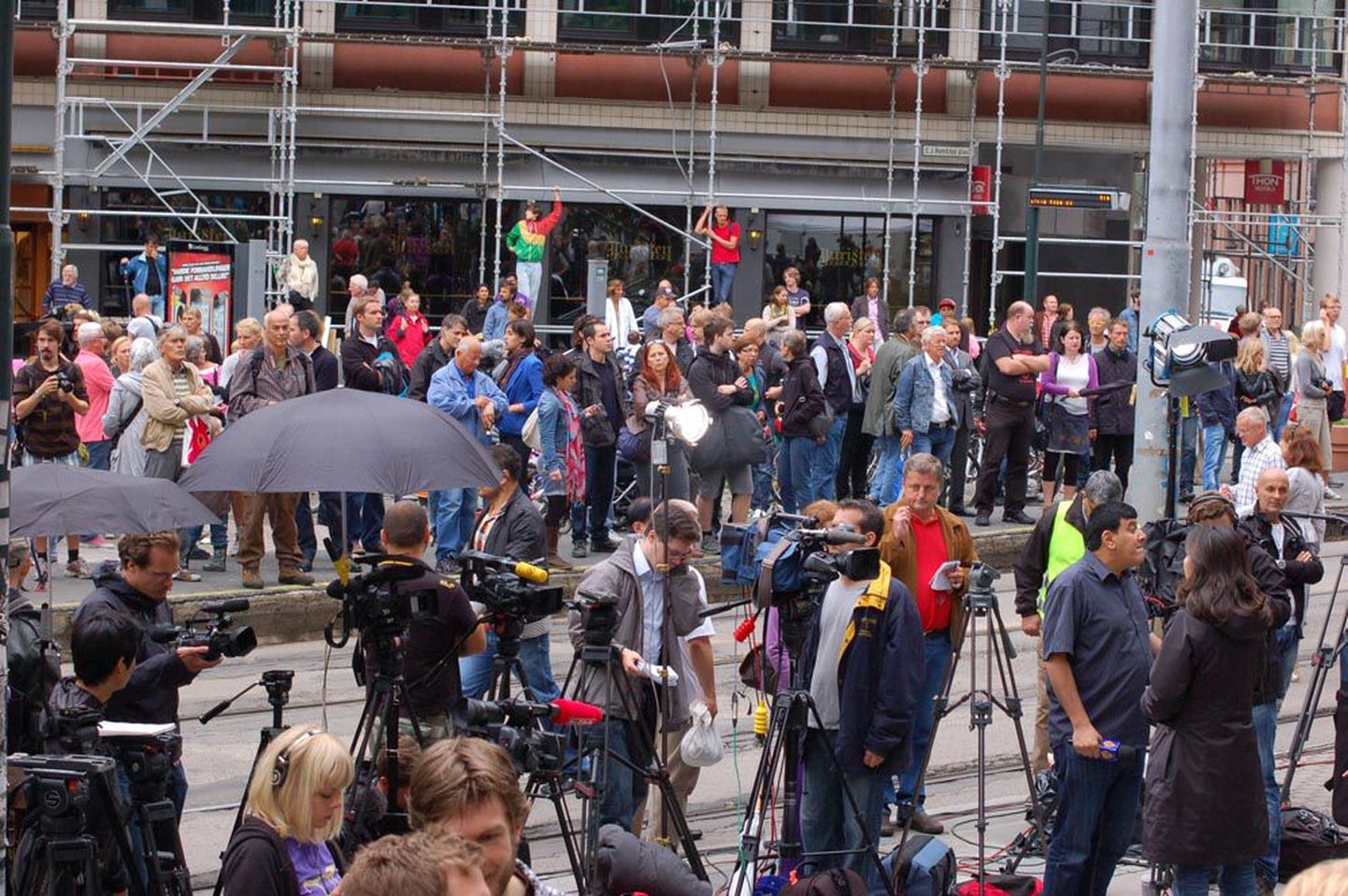 Eile veidi enne kella 14 oli Oslo kohtumaja juures umbes tuhandepealine rahvamass. Kogu piirkond oli kaameraid-mikrofone täis. Korrakaitsjad valvasid, et hoonesse,    kus algas istung veresauna korraldamise omaks võtnud Anders Behring Breiviki üle, ei pääseks liigseid inimesi.