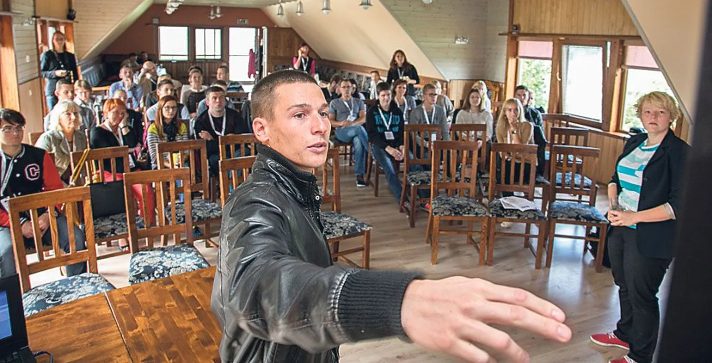 Viiendat põlve kalur Geit-Sander Taggo näitas rahvusvahelisel seminaril filmi kalapüügist ja rääkis, miks ta jätkab esivanemate traditsioonilisel elualal.