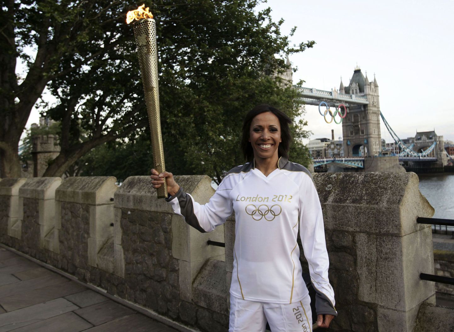 Kelly Holmes Londoni olümpiatõrvikuga.