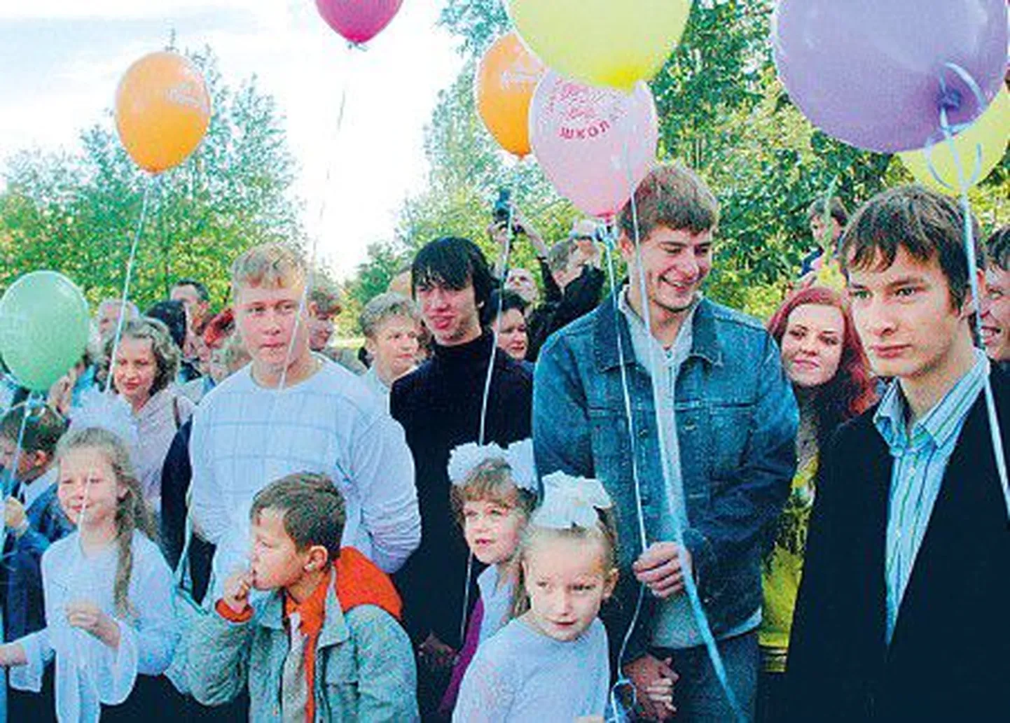 Narva Pähklimäe gümnaasiumi 1. ja 12. klasside õpilased.