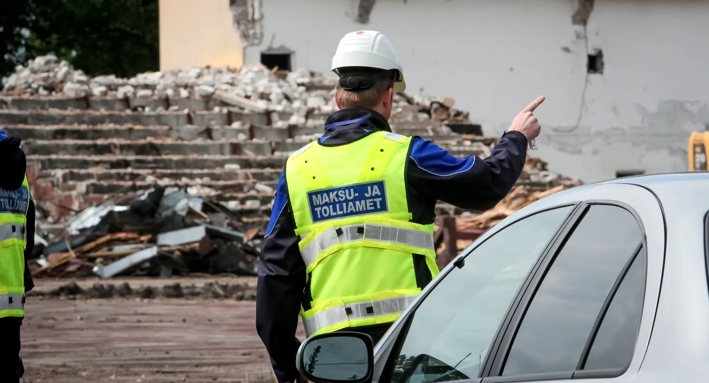 Maksuametnik kontrollreidil Pärnu ehitusobjektil.