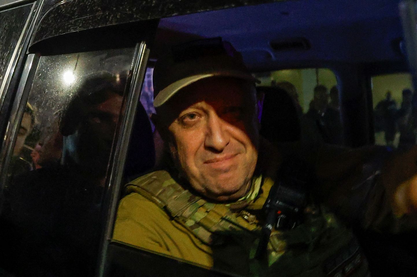 Евгений Пригожин улыбается, покидая захваченный ЧВК «Вагнер» штаб Южного военного округа в Ростове-на-Дону, Россия 24 июня 2023 года.