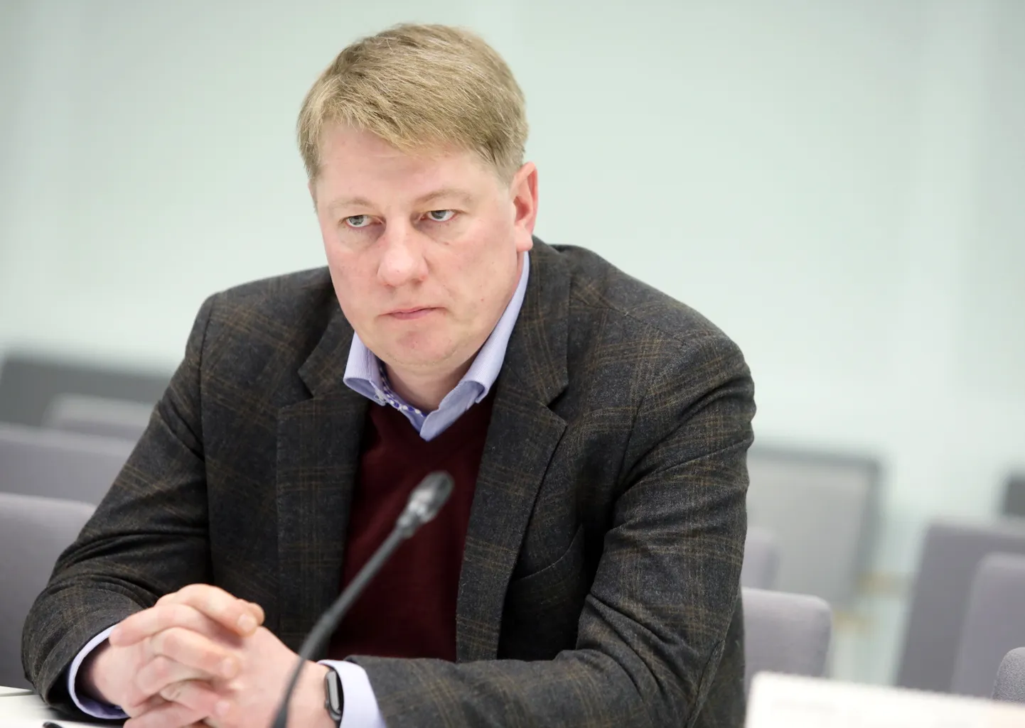 Bijušais Ekonomikas ministrijas valsts sekretārs Anrijs Matīss piedalās Saeimas Parlamentārās izmeklēšanas komisijas par OIK atbalsta ieviešanas mērķiem, ietekmi un nodarīto kaitējumu sēdē.