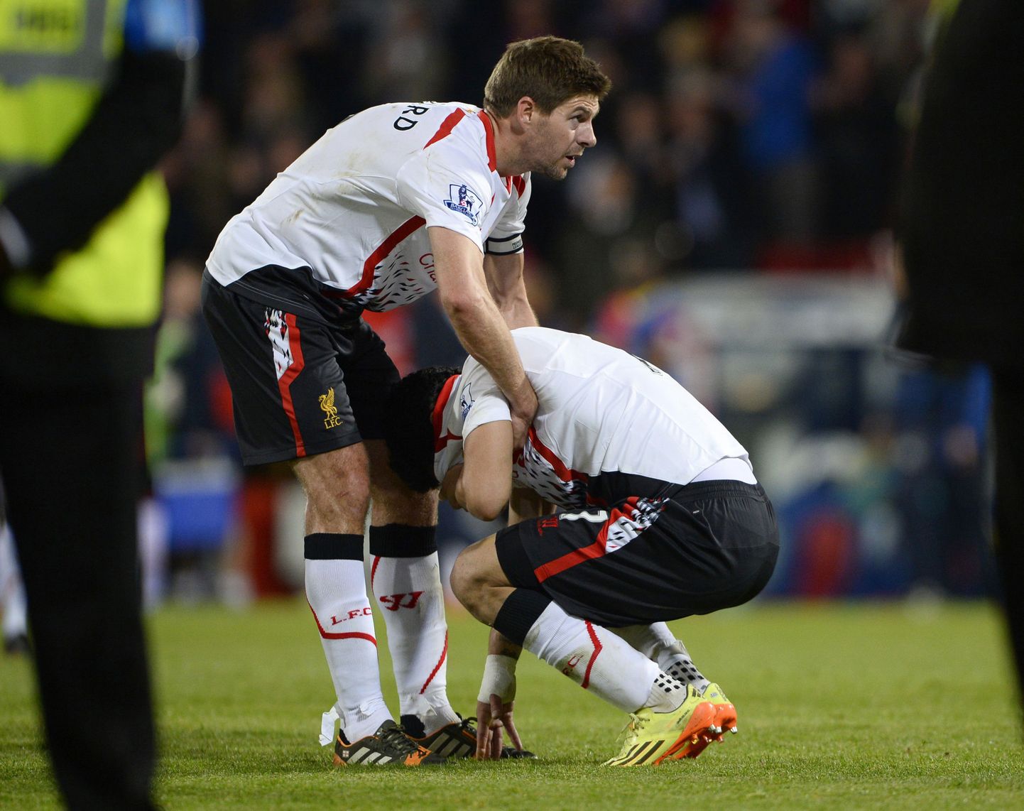 Liverpooli kapten Steven Gerrard (vasakul) lohutab nutvat Luis Suarez't.
