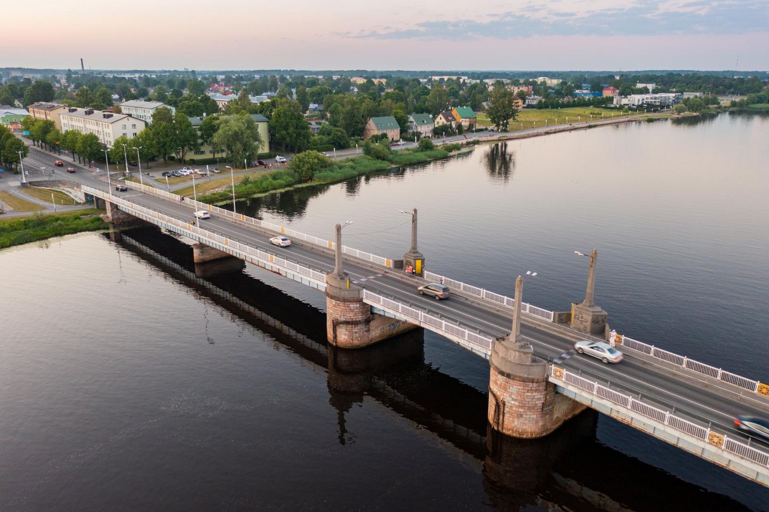Ainult merepoolsel kergliiklusteel tohivad ratturid sõita.
