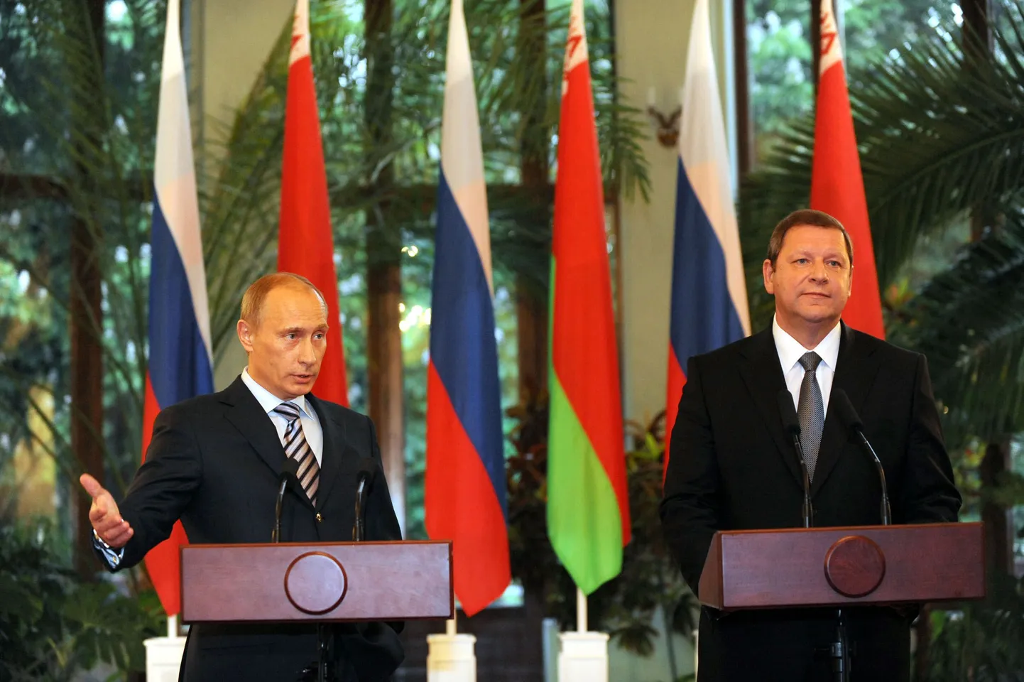 Vene Föderatsiooni peaminister Vladimir Putin (vasakul) kõnelemas pressikonverentsil Valgevene kolleegi Sergei Sidorski kõrval.