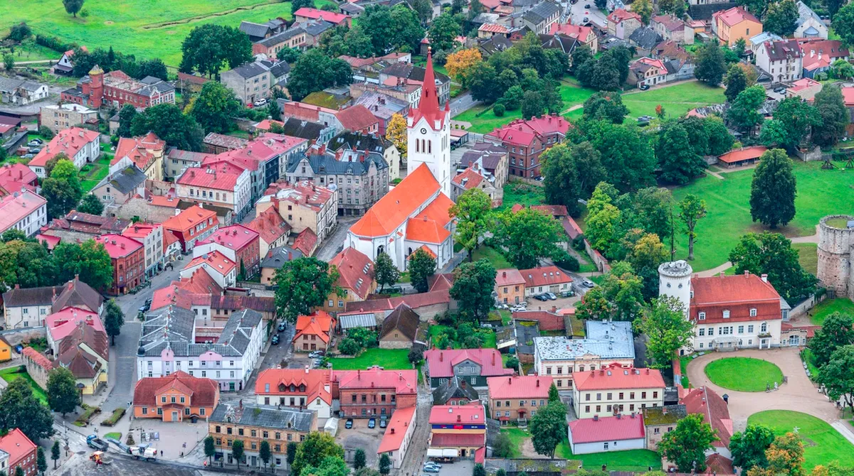Cēsu vecpilsētas skats ar līkumotajām, šaurajām ieliņām un praktiski neizmainītu vēsturiskā centra viduslaiku plānojumu.