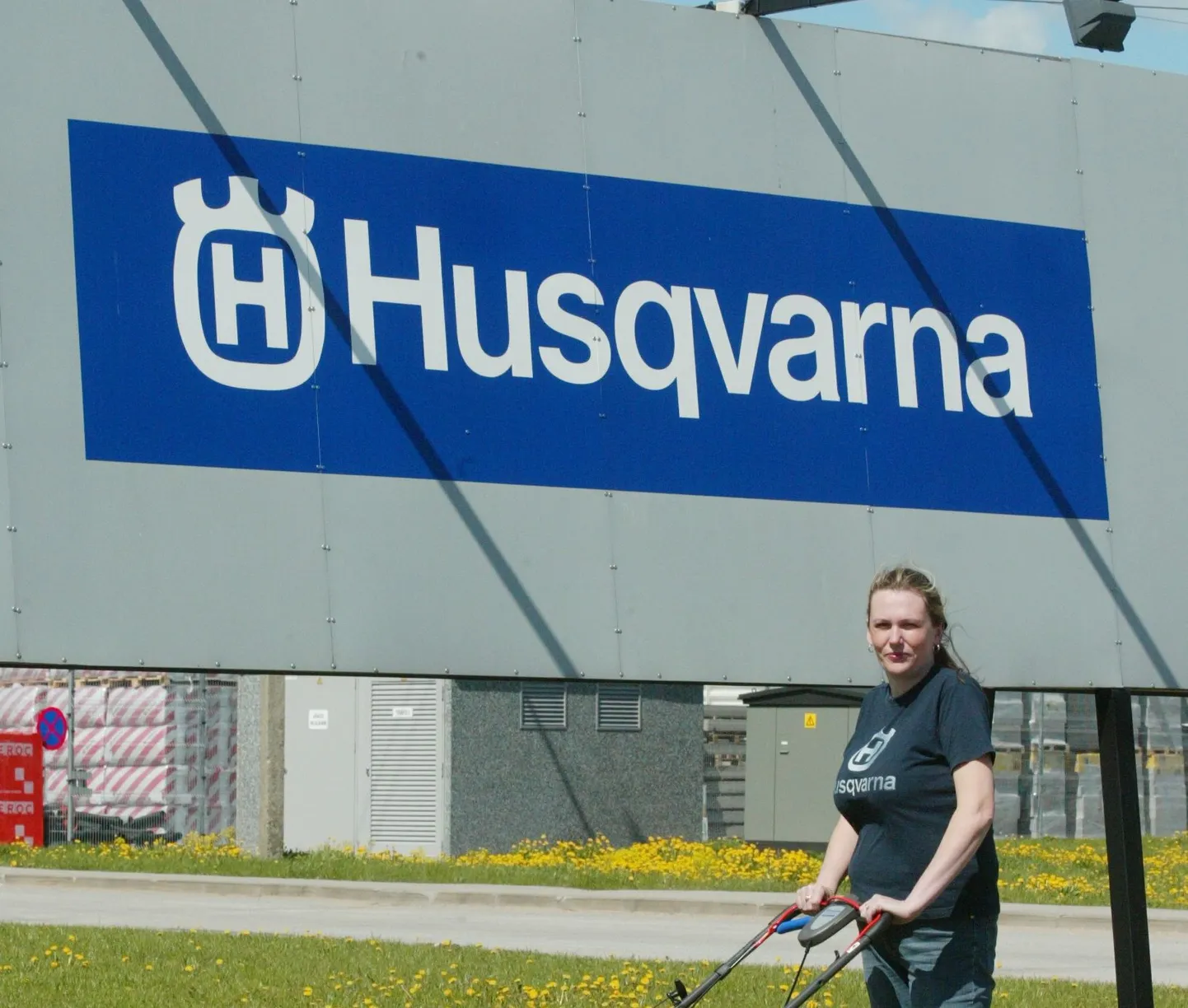 Fotol Tartus Husqvarna kaupa müüva kaupluse Reginett vanemmüüja Katrin Tennosaar