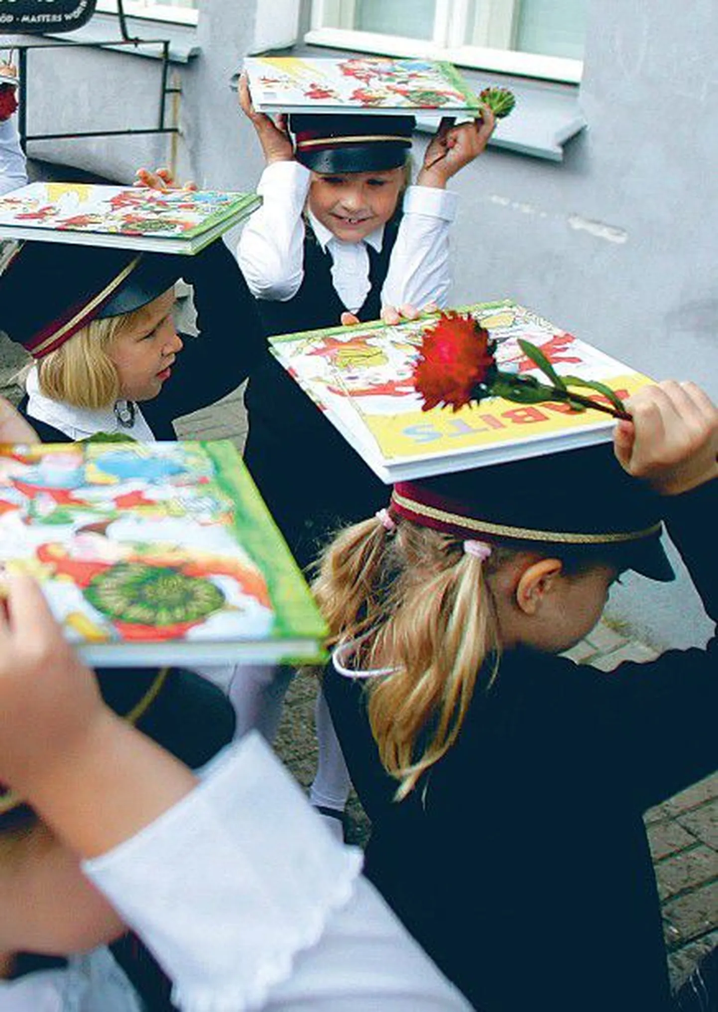 Aabits pole üksnes tark, vaid ka muidu asjalik raamat. Tallinna vanalinna hariduskolleegiumi esimese klassi õpilastele pakkus ta kaitset vihmasaju eest.