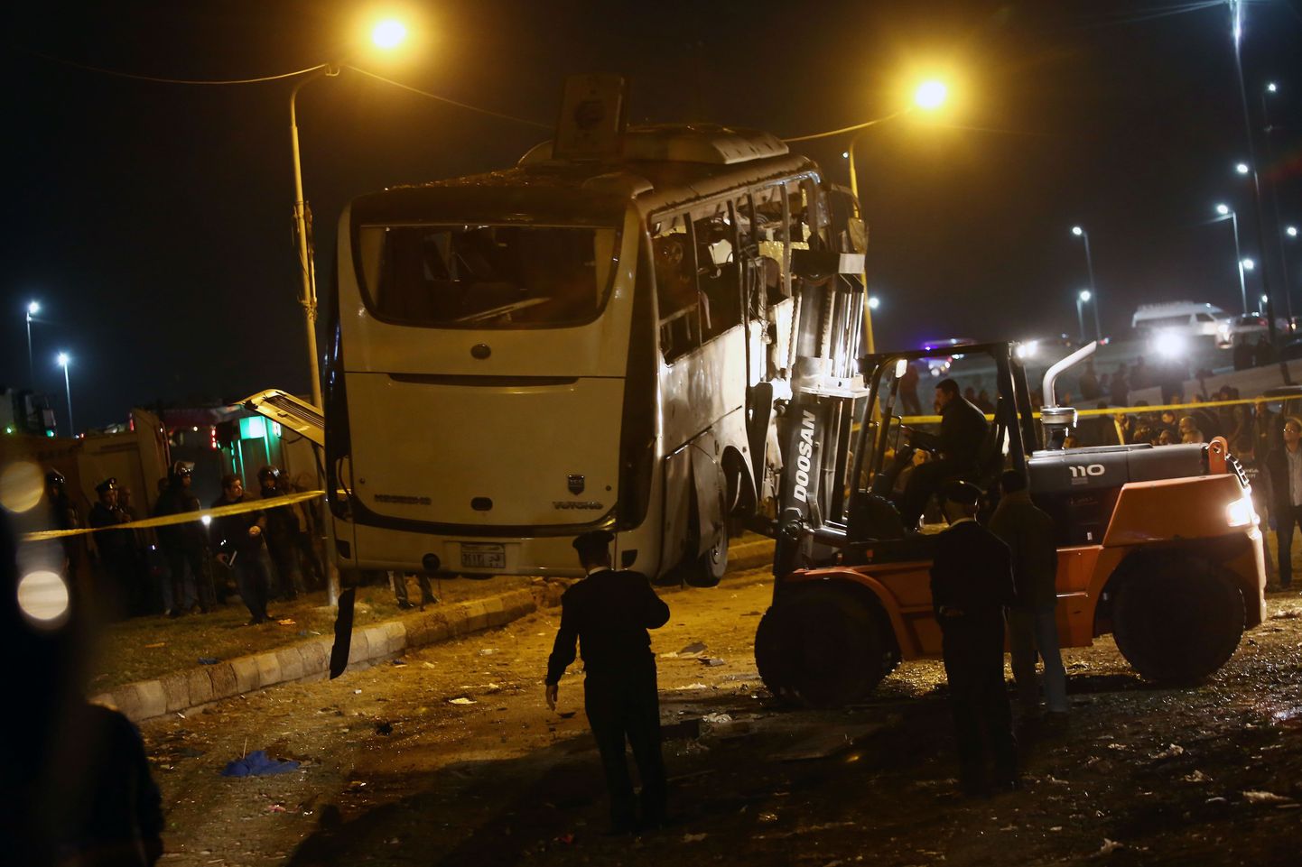Plahvatuses kannatada saanud buss.