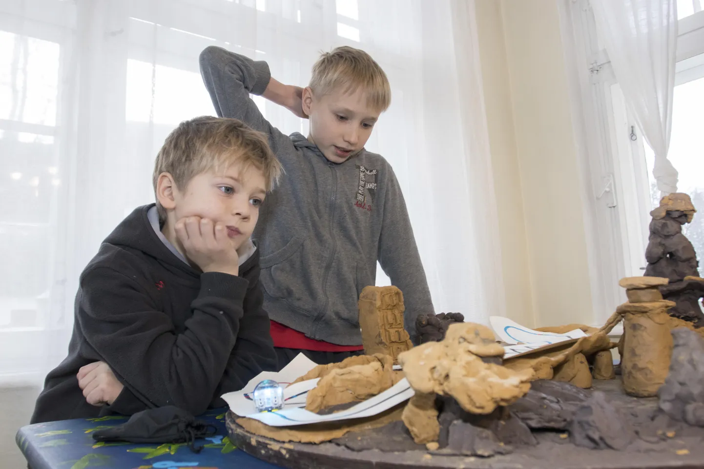Siim Anier ja Andri Aleksandrov selgitavad, milliseid objekte ja ehitisi on maketil kujutatud. Lisaks neile ehitasid tulevikulinna Leonard ja Uku Thor Kaarelson.