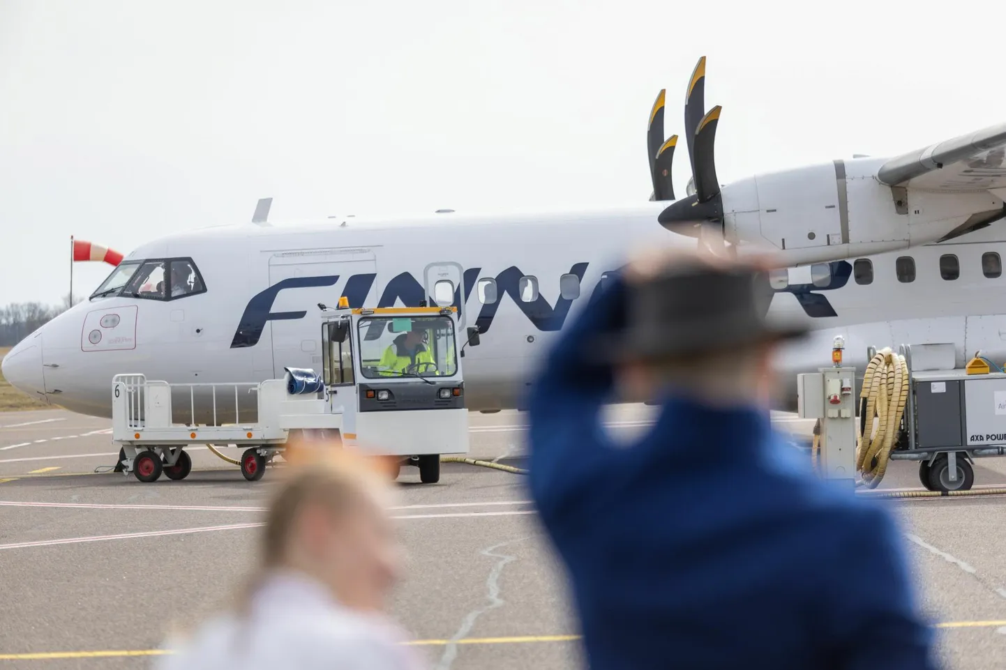 31. märtsil taasalustas Finnair regulaarlende Tartu ja Helsingi lennujaama vahet. Esimesed lennureisijad võttis vastu muusika ja rahvatantsijad. Uus taasalustamine on plaanis 2. juunil.