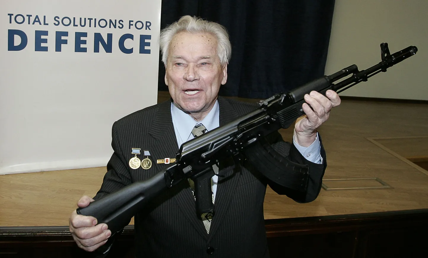 Mihhail Kalašnikov automaadiga AK-103.