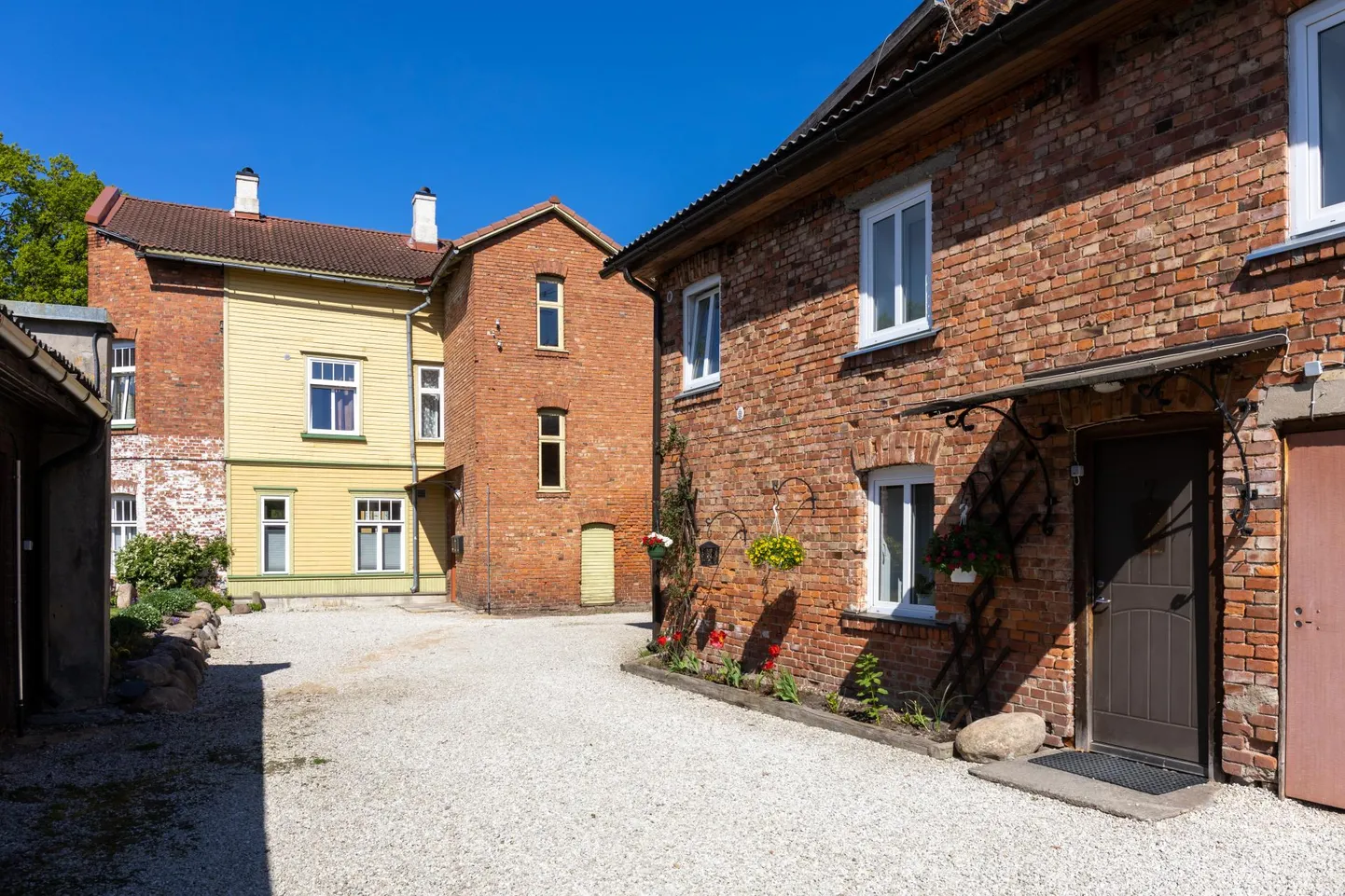 Muinsuskaitsjate ja Viljandi linnajuhtide suusad läksid uue kaitsekorra loomise ajal risti. Eesti omanike keskliit asus selles vaidluses linnajuhtide poolele.