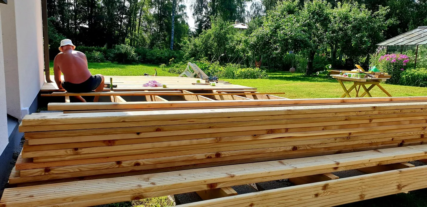 Selleks et jahedal terrassil siesta’t pidada, tuleb terrass enne valmis ehitada – käiku lähevad kuumad puhkusepäevad. Rassimine päikese käes on aga ohtlik, vaja on palju juua ja sagedasti puhata, et keha saaks vahepeal maha jahtuda.