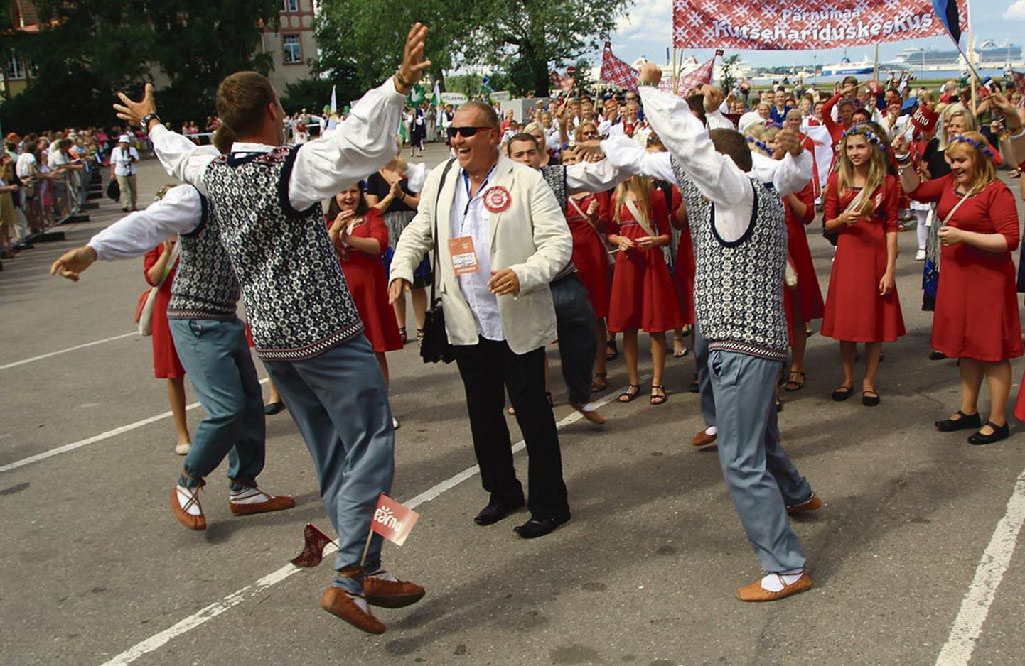Kajaka liikmed tantsisid pühapäeval noorte laulu- ja tantsupeo rongkäigus Toomas Volli ümber.