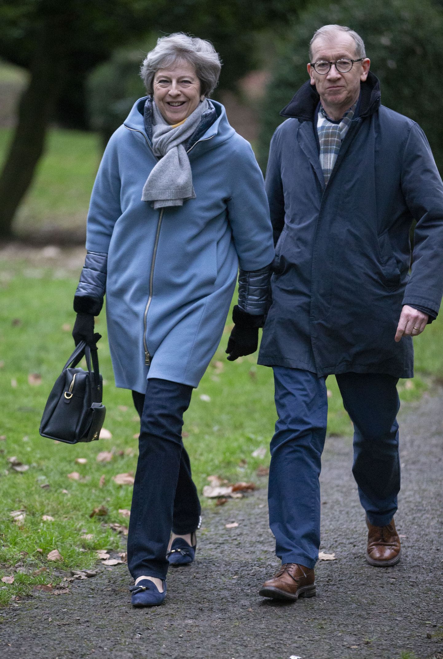Briti peaminister Theresa May suundumas pühapäeval Londonis koos abikaasa Phillipiga hommikupalvusele.