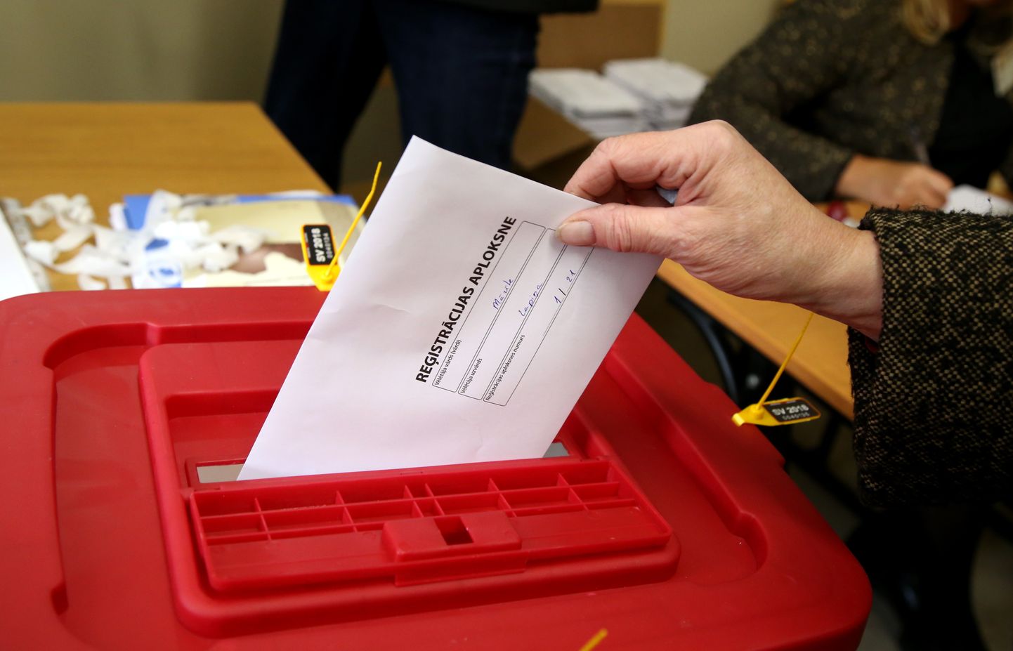 Vēlēšanu urna 13.Saeimas vēlēšanu 3. vēlēšanu iecirknī, kurā līdz piektdienai iespējams nodot balsi glabāšanā.