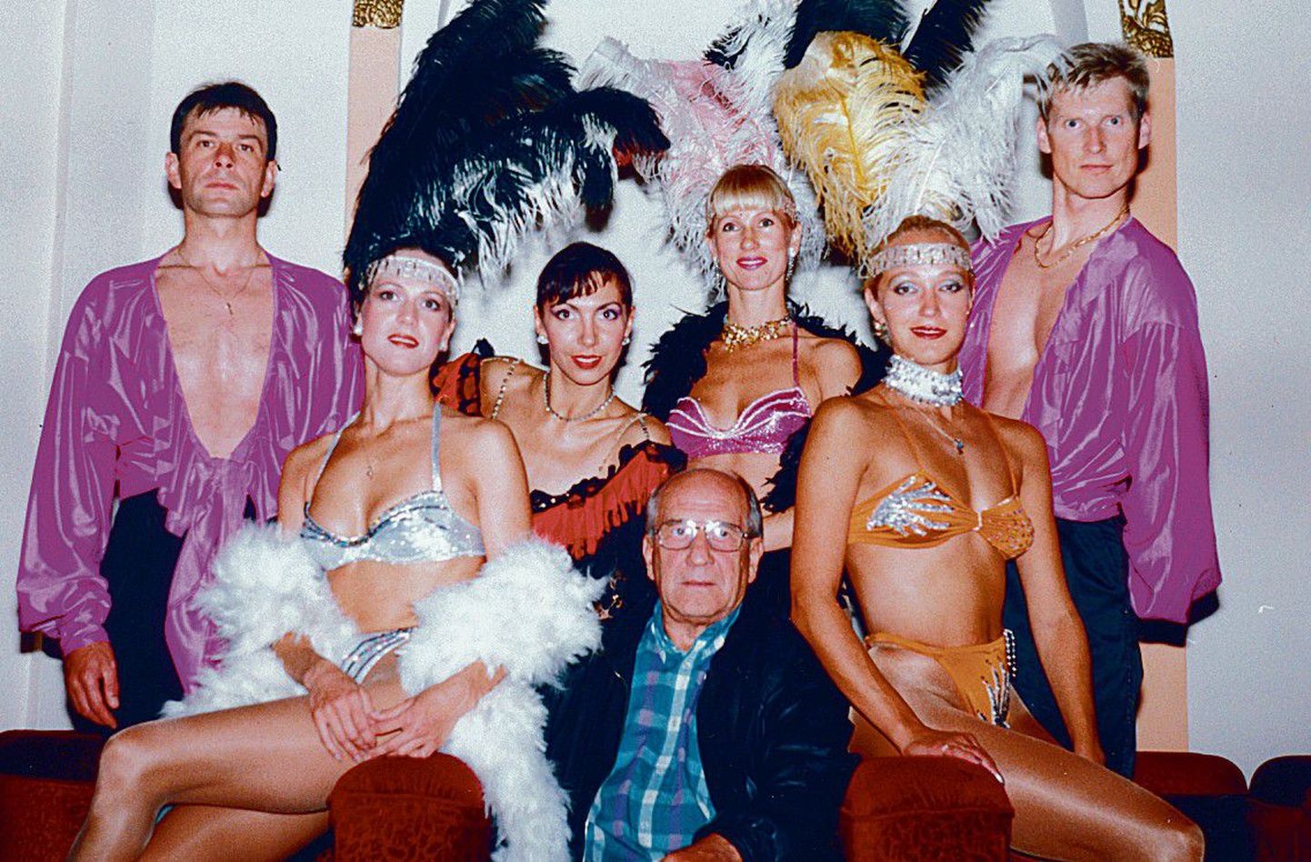 Elu sulgede ja glamuuri keskel: Kalju Saareke 1994. aastal Astoria restoranis koos oma tollase varieteetrupiga Golden Lady.