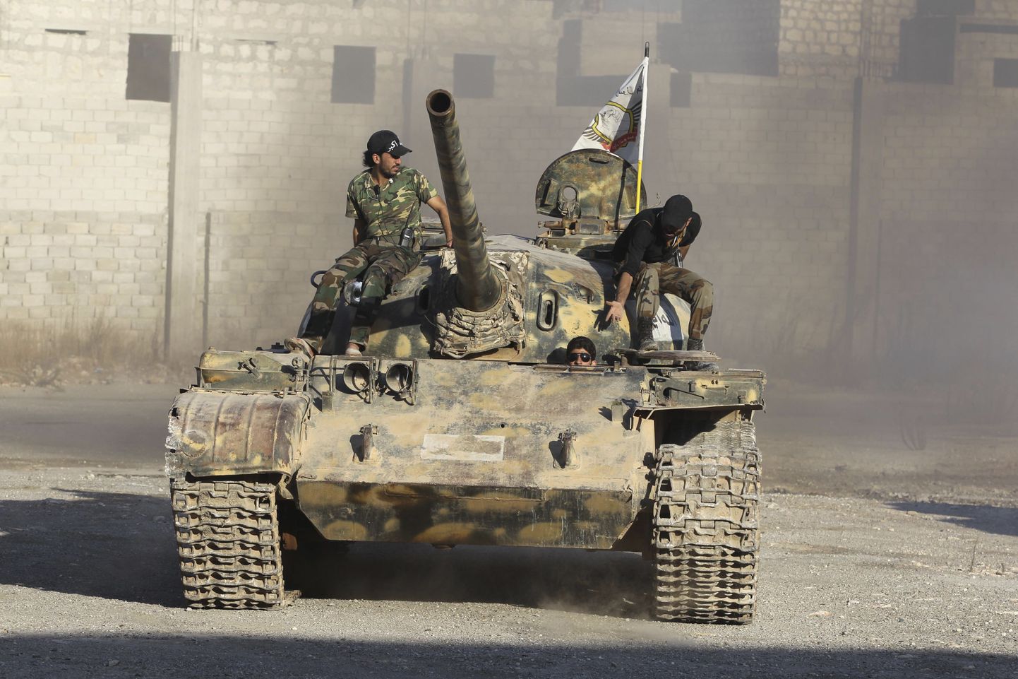 Vaba Süüria Armee võitlejad on võtnud oma tankiga suuna Aleppo läheduses asuvale Sheikh Saeedile.