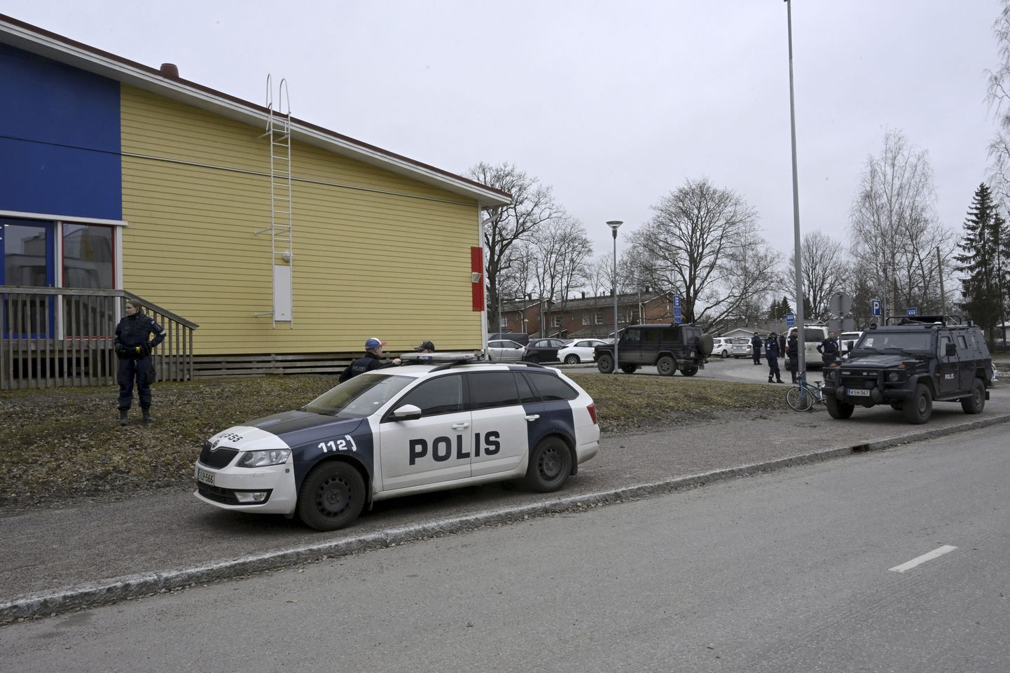 Soomes Vantaas Viertola koolis toimus 2. aprillil 2024 tulistamine. Pildil politsei sündmuskohal.