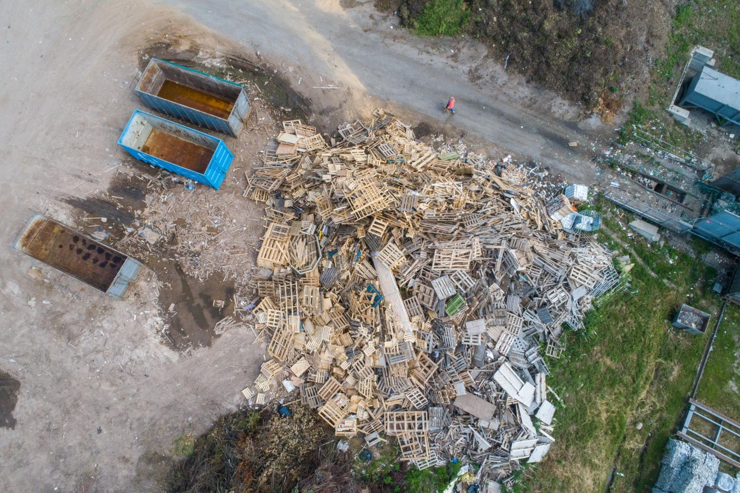 Viljandi jäätmejaamas kogutakse puitmaterjal hunnikusse, kus see jääb ootama purustamist.