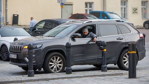 FOTOD ⟩ Auto otse kõnniteele: kütuseskandaali sattunud Kalle Grünthali parkimisstiil jätab soovida