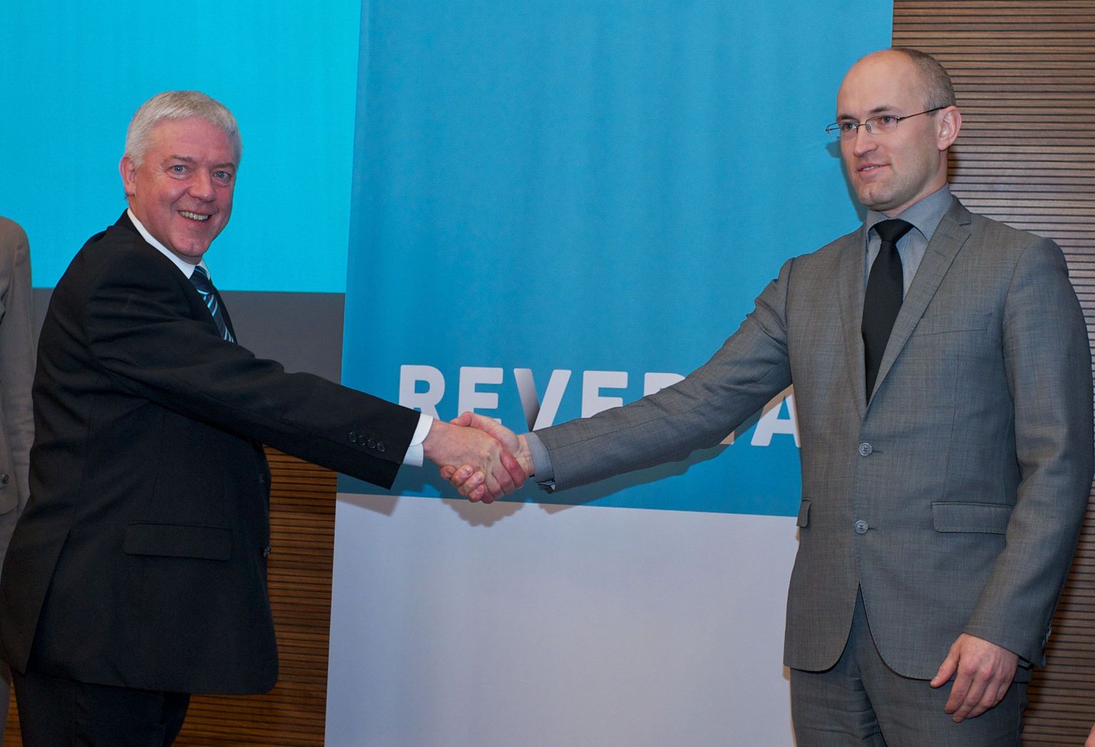 Läti majandusminister Daniels Pavluts (paremal) koos Parex Panga Briti tegevjuhiga Christopher Gwilliamiga.